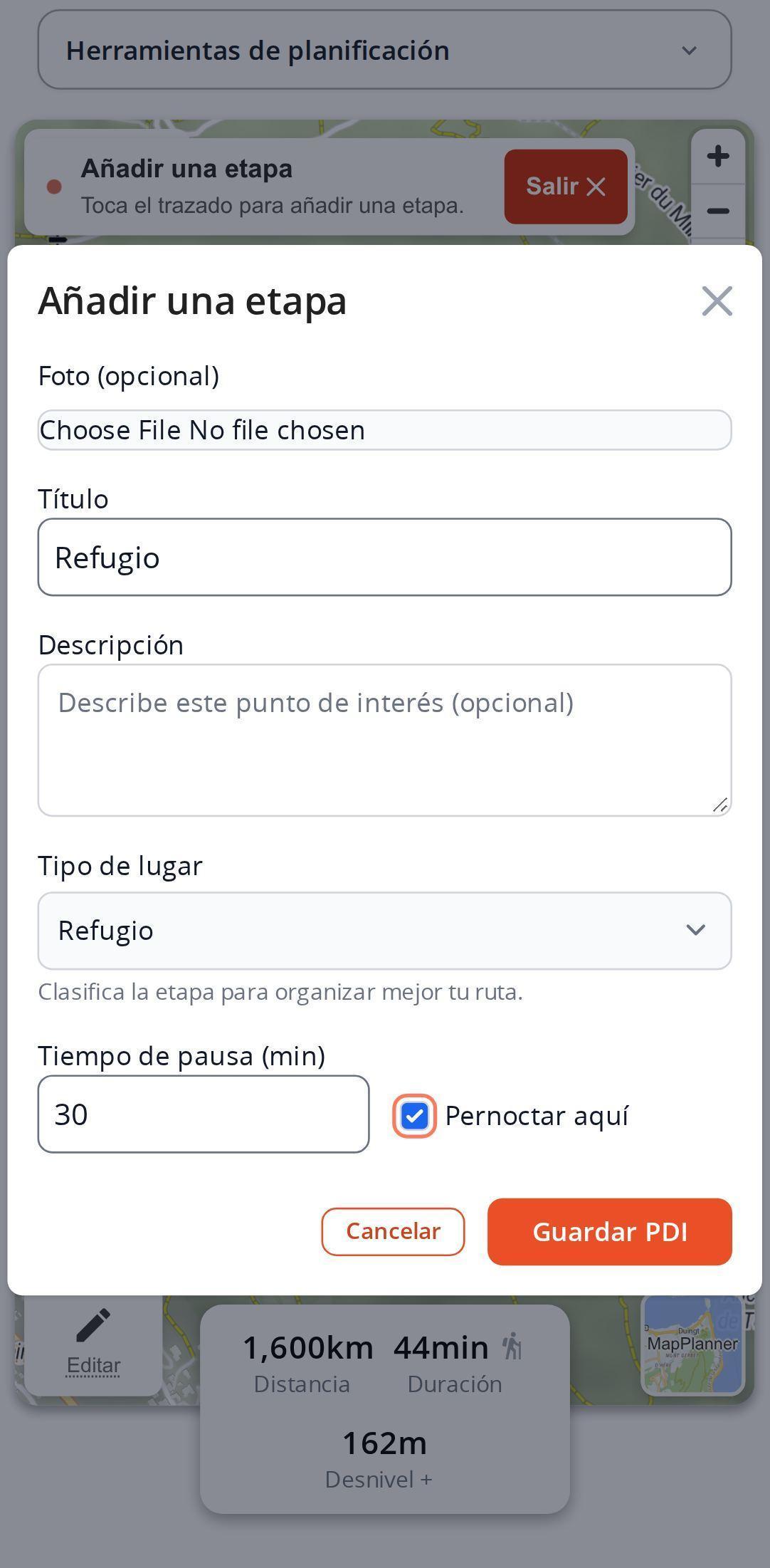 Formulario para añadir una etapa en un smartphone con MapPlanner: tipo de lugar refugio, 30 minutos de pausa y pernocta marcada, delante del trazado