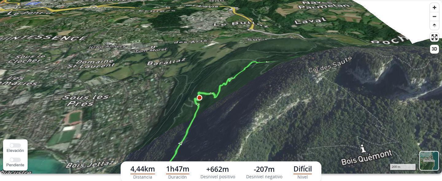 Sobrevuelo 3D de una ruta de montaña en un ordenador en MapPlanner: vista satélite inclinada en relieve, con el trazado y un marcador de posición durante el vuelo