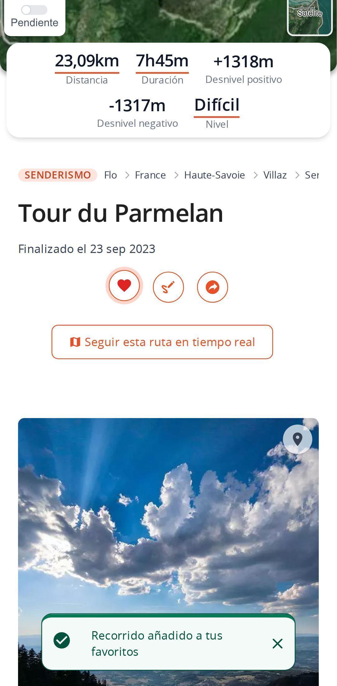 Página de un recorrido en un smartphone en MapPlanner: el corazón acaba de tocarse y se pone rojo, con la notificación de recorrido añadido a favoritos